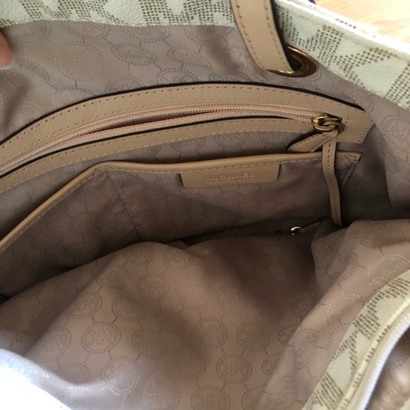 Michael Kors Vanilla Logo Jet Set Tote - Picture 5 of 6